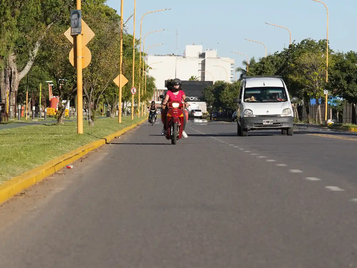 Otra vez avenida Cervantes: un choque involucró un auto y dos motos  