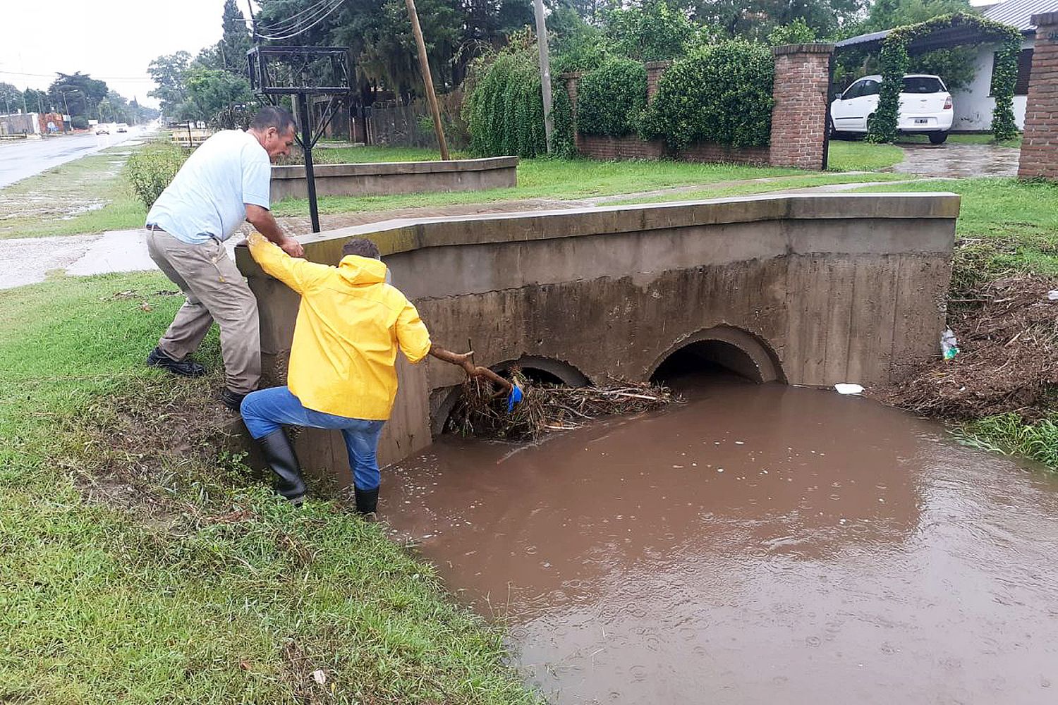 La Municipalidad continúa limpiando desagües pluviales en distintos lugares de la ciudad