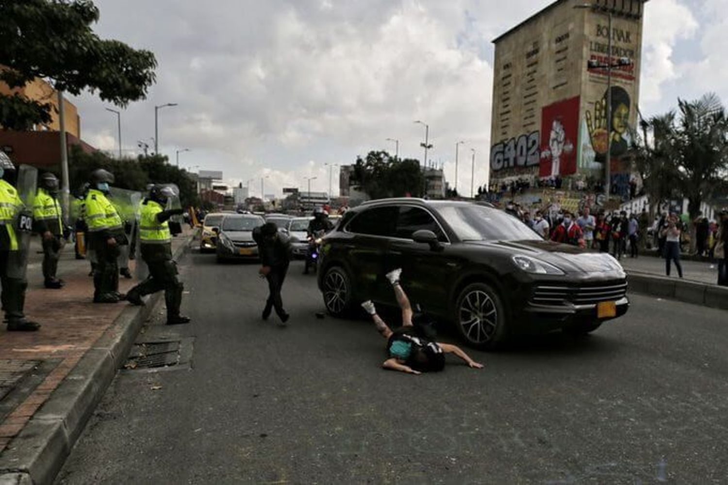 Conductor atropella manifestante y le destrozan su carro en Bogotá