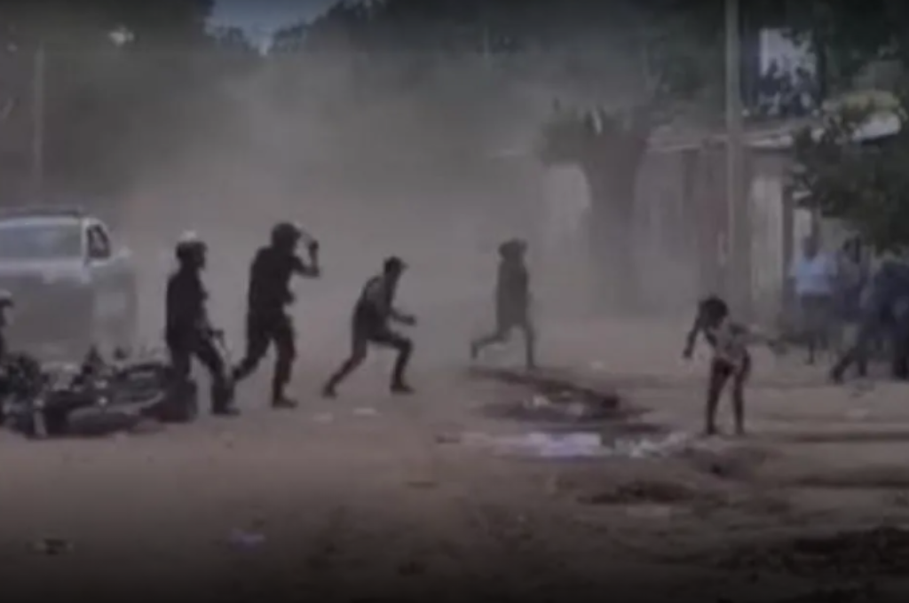 Los vecinos le arrojaron piedras a los policías