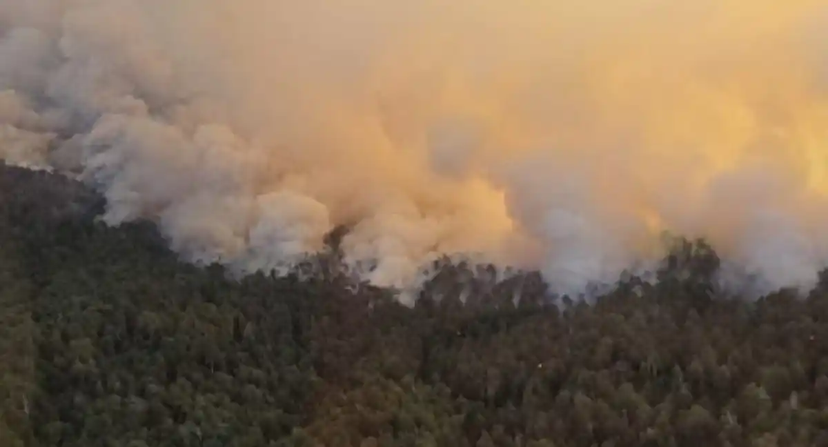 Las alertas por tormentas y el humo dificultaron los operativos para apagar los incendios en el Parque Nacional Nahuel Huapi