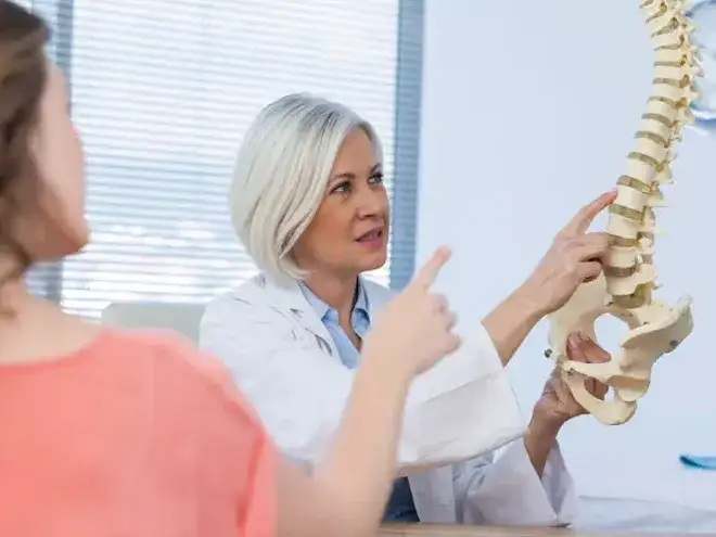 La actividad física, una alimentación rica en calcio y los controles médicos son medidas importantes para cuidar la salud ósea y reducir el riesgo de osteoporosis.