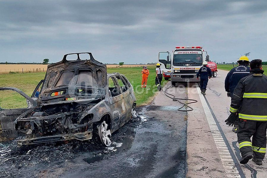 Pérdidas totales: un auto tomó fuego en la Ruta Nacional 19