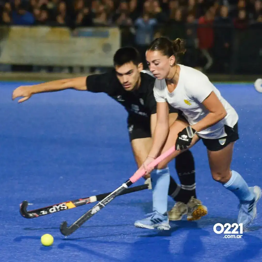 Brisa Bruggesser en acción ante el equipo masculino de Universitario.