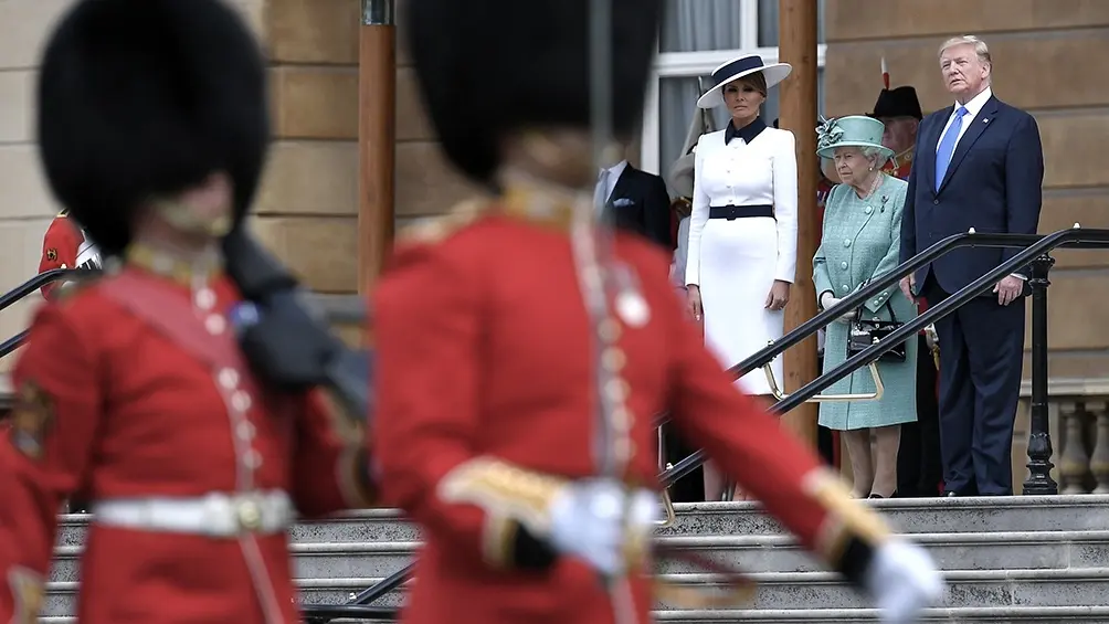 La reina Isabel II recibió a Trump en el palacio de Buckingham