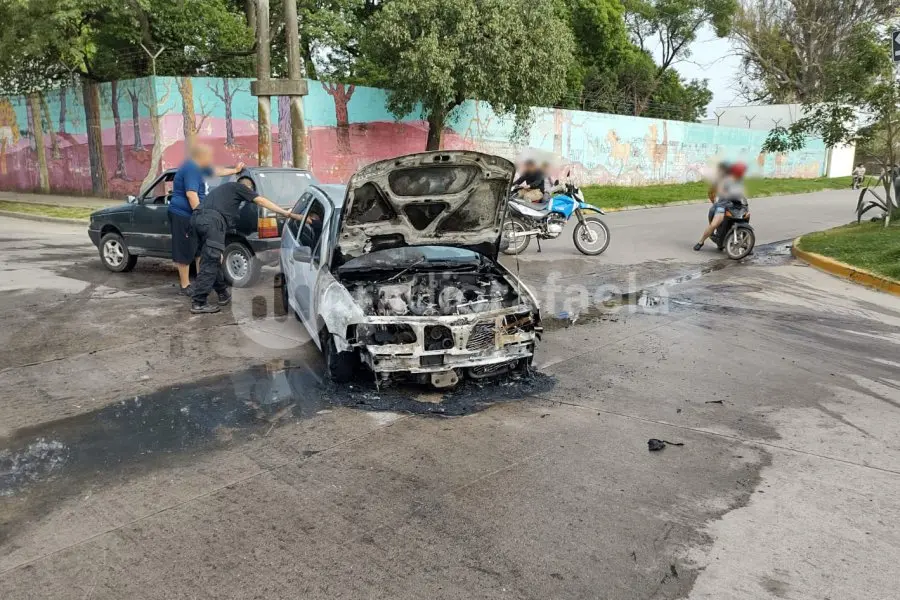 Susto por un auto en llamas en barrio Barranquitas: ¿qué pasó?