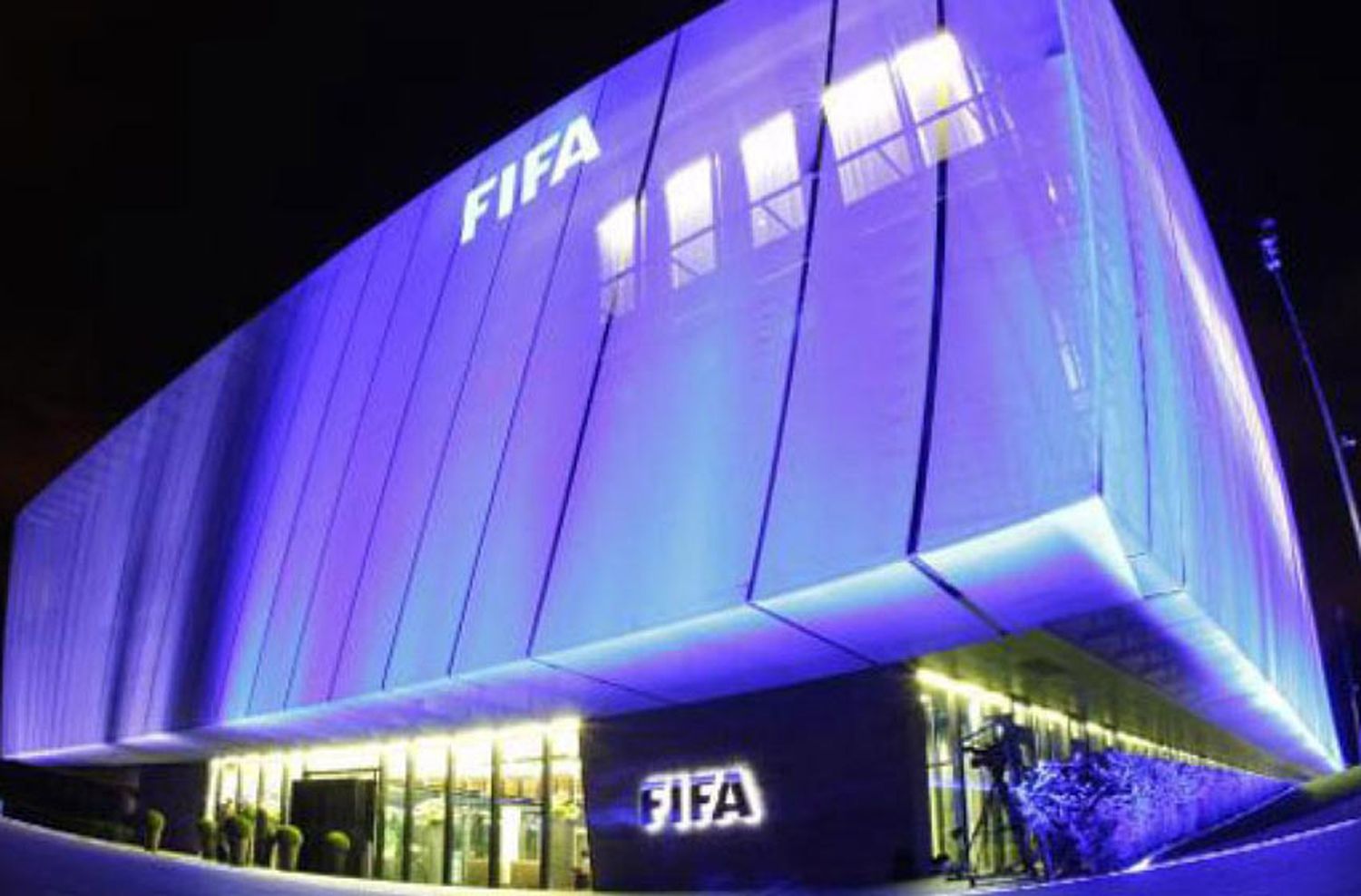 FIFA confirmó que los contratos que vencían el 30 de junio serán extendidos y se correrá el mercado de pases