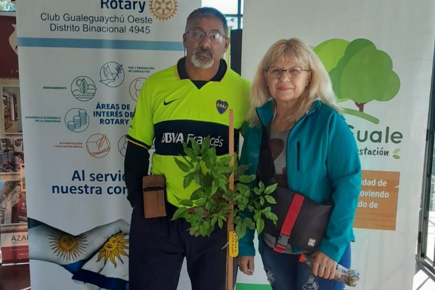 Una botella de colillas por un árbol nativo: la llamativa campaña medioambiental de la ciudad