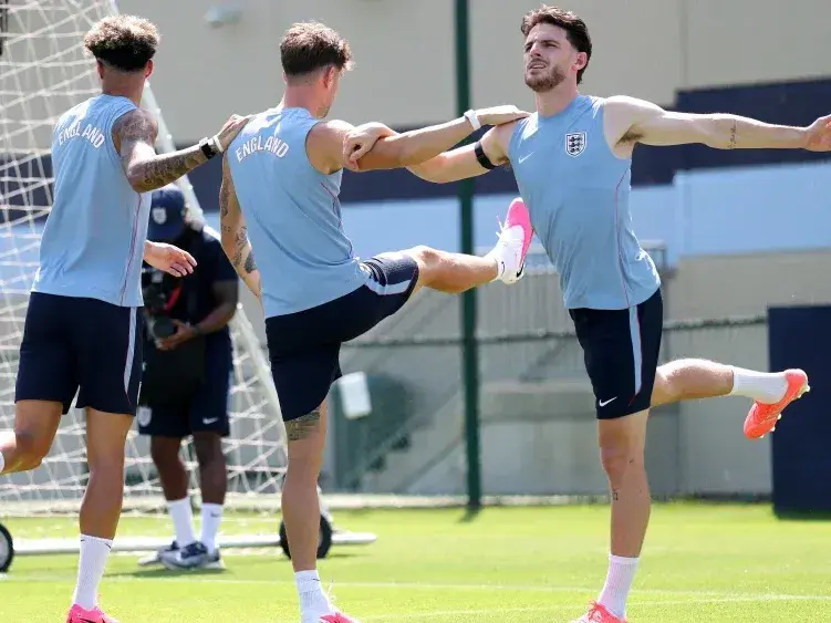 La selección inglesa realizando su rutina de yoga. Foto: IG: england