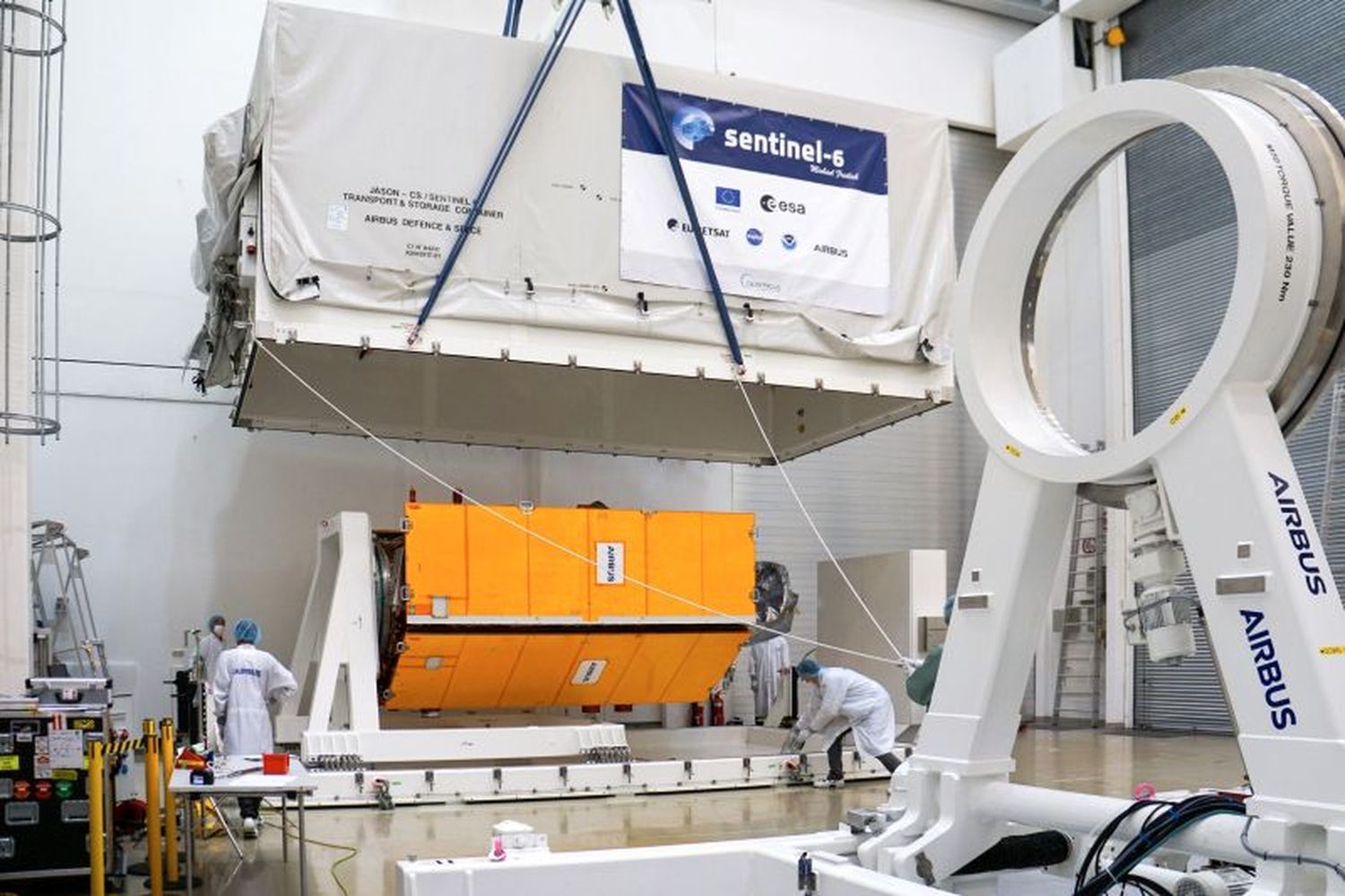 El satélite Copernicus Sentinel 6 de Airbus inicia su preparación final para transporte al sitio de lanzamiento