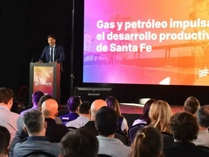 El gobernador Maximiliano Pullaro presentó la Academia de Proveedores de YPF. 