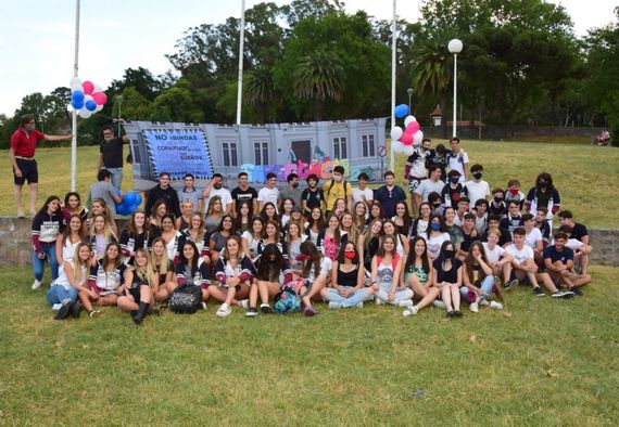 Padres de egresados de SAFA los sorprendieron con una bandera y un gran reencuentro