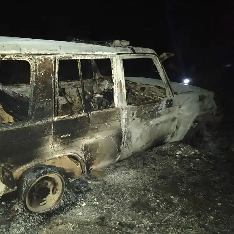 Durante enfrentamientos delincuentes queman patrulla policial