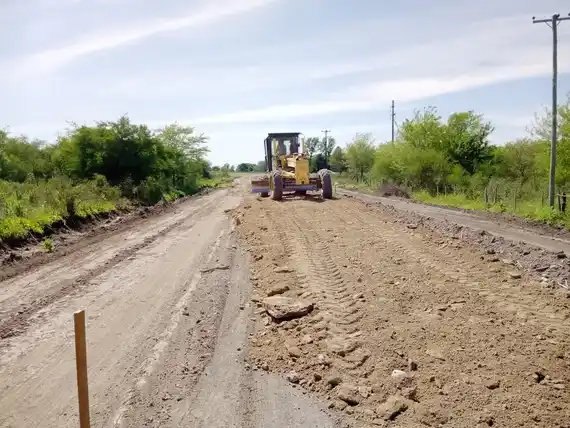 Llegó la brosa a González Calderón y avanzan las mejoras en los caminos