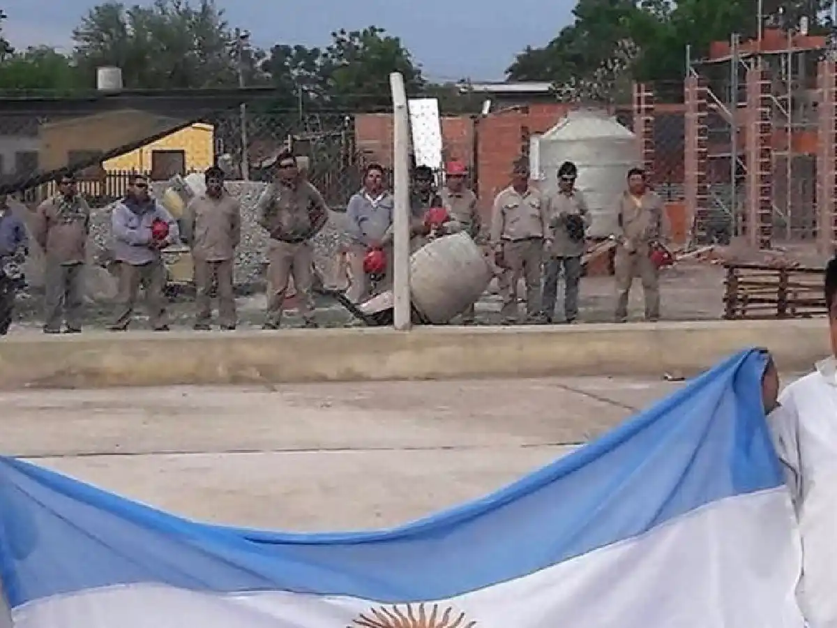 Un grupo de albañiles dejó la obra sólo para escuchar el himno