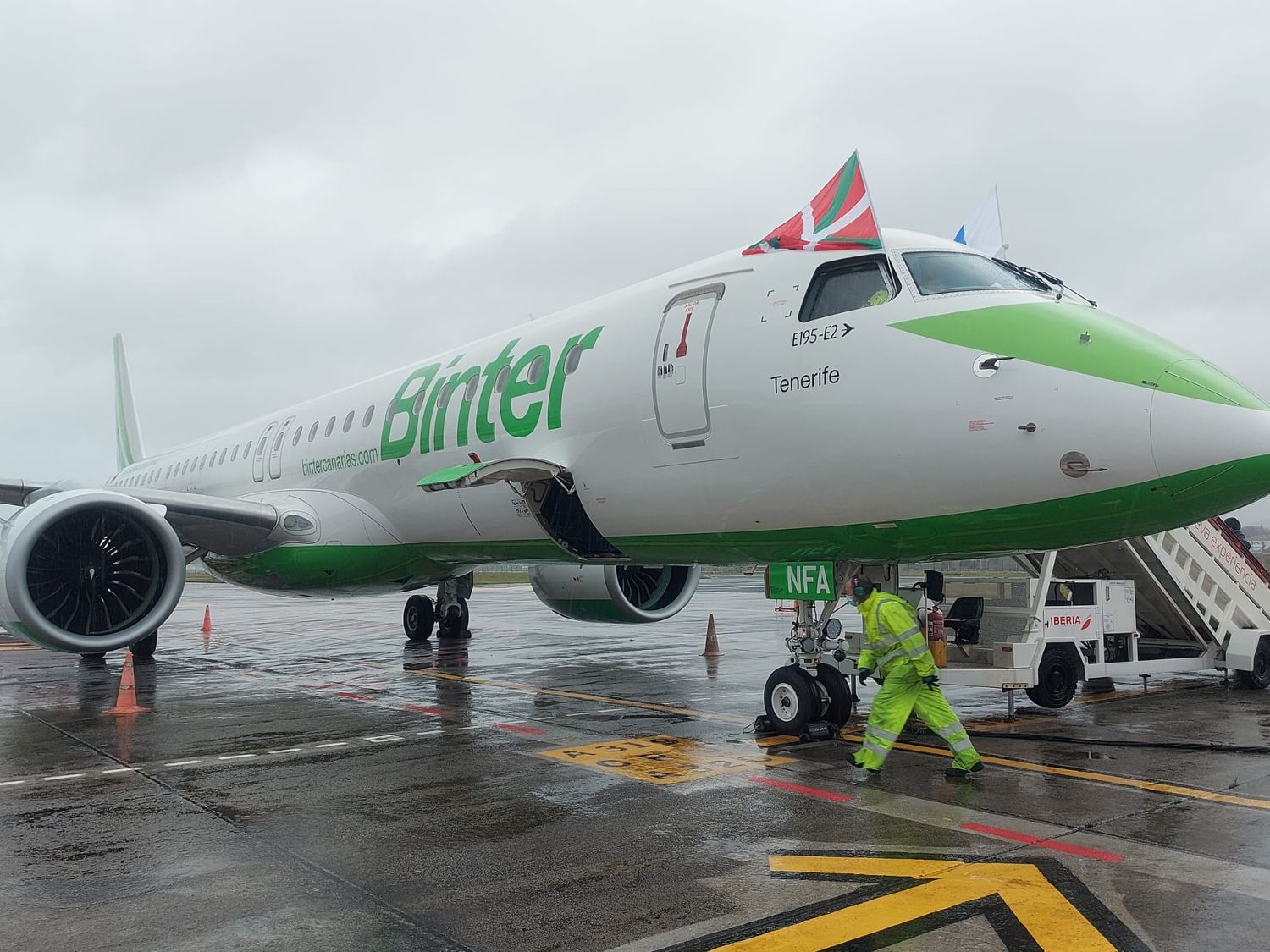 Binter inauguró sus vuelos a San Sebastián