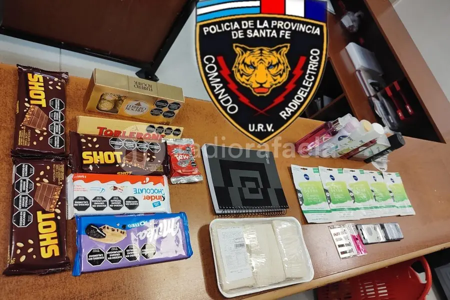 Vaciaron la góndola: entre la ropa, escondieron perfumes, golosinas y “sanguchitos”