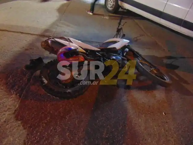 Fuerte choque entre una moto y un utilitario