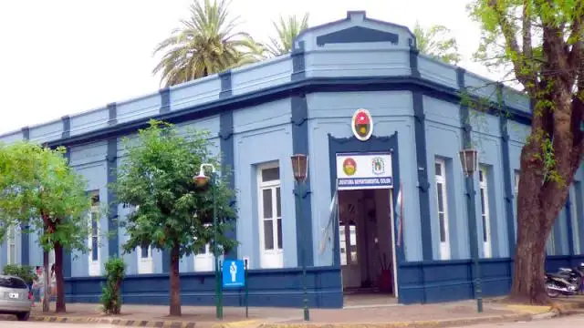 Robaron 45.000 dólares y 250.000 pesos de una casa: Apuntan a empleada infiel