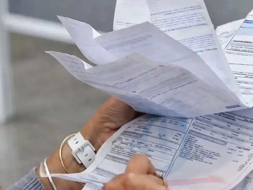 En las dos cámaras del Congreso Nacional hay proyectos presentados para aliviar el nivel de endeudamiento de las familias, que en muchos casos responde a la necesidad de pagar lo básico: alimentos, tarifas y educación. Foto: Archivo.