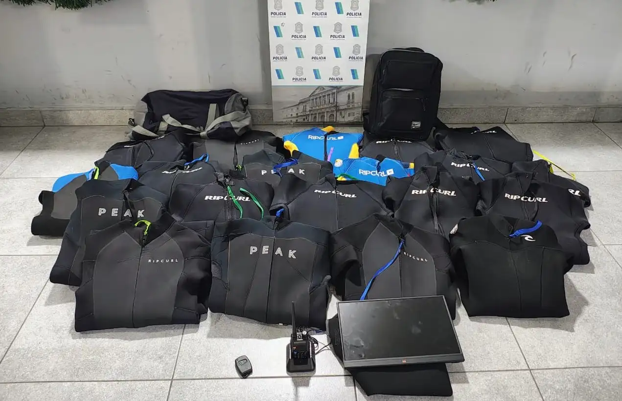 Entre lo secuestrado se encuentran más de veinte trajes de neoprene.