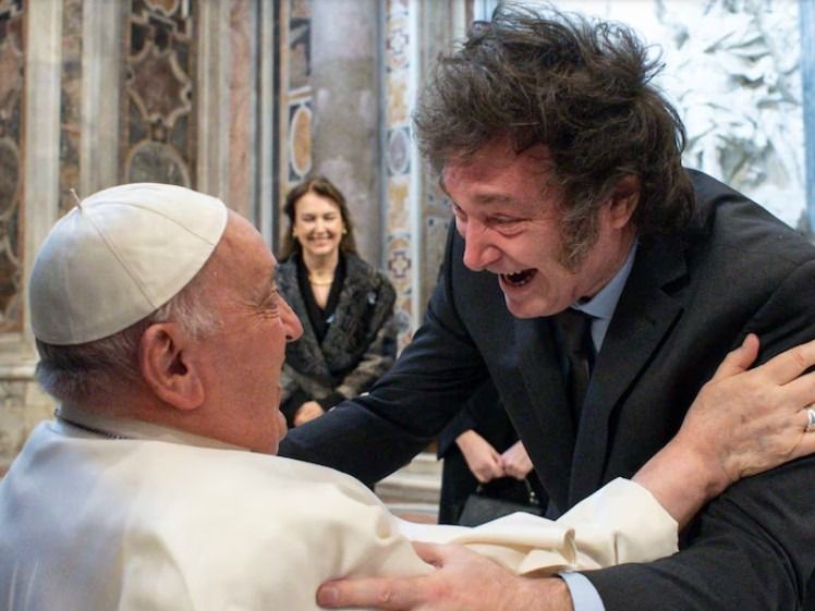 El encuentro de Milei con el papa Francisco (Crédito: Vatican Media vía AP)