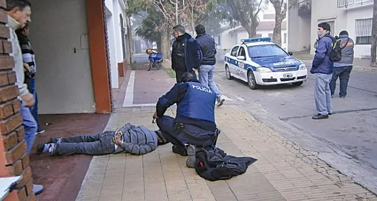 Intentó fugarse el delincuente detenido este martes cuando ingresaba a robar en una vivienda