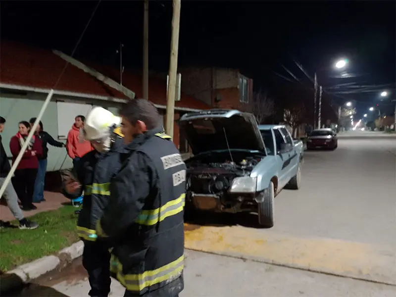 Bomberos sofocaron incendio de una camioneta