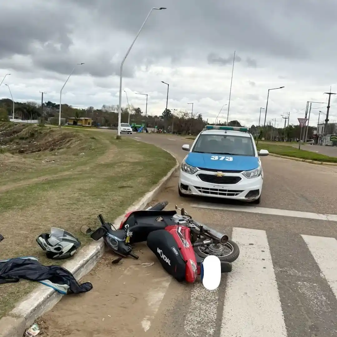 Un motociclista resultó herido y demoraron al conductor de una camioneta que huyó tras el choque
