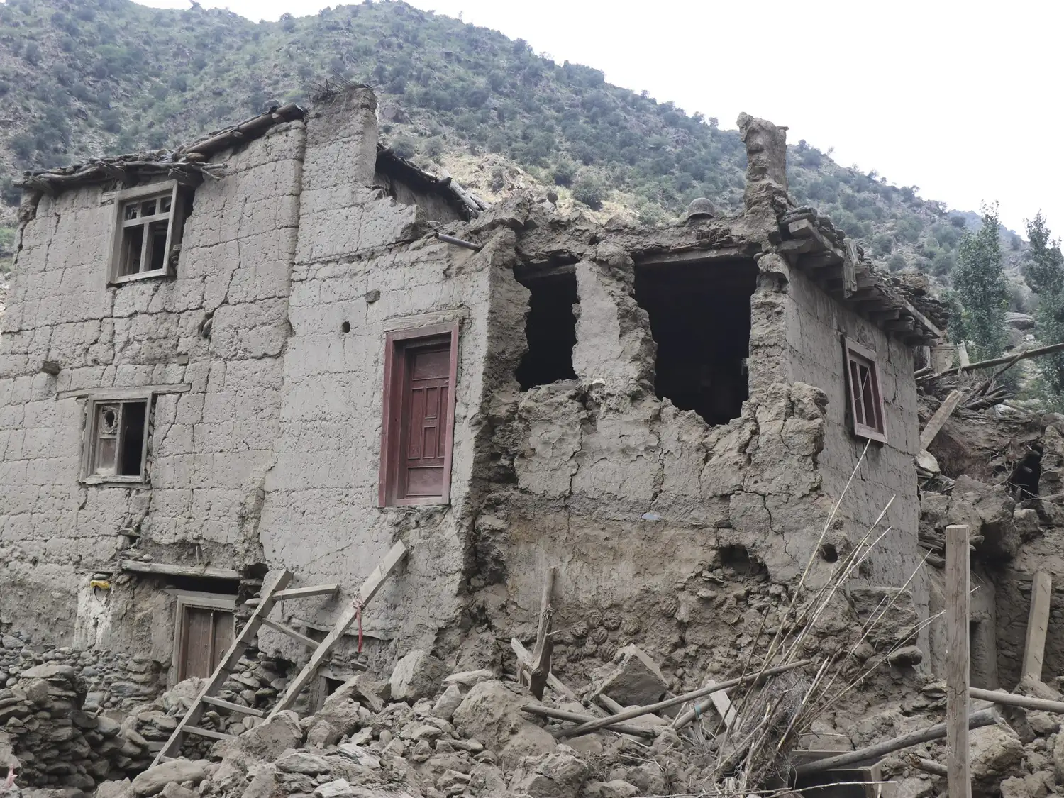 El terremoto provocó más de 800 muertes y se reportaron más de 2.800 heridos.
