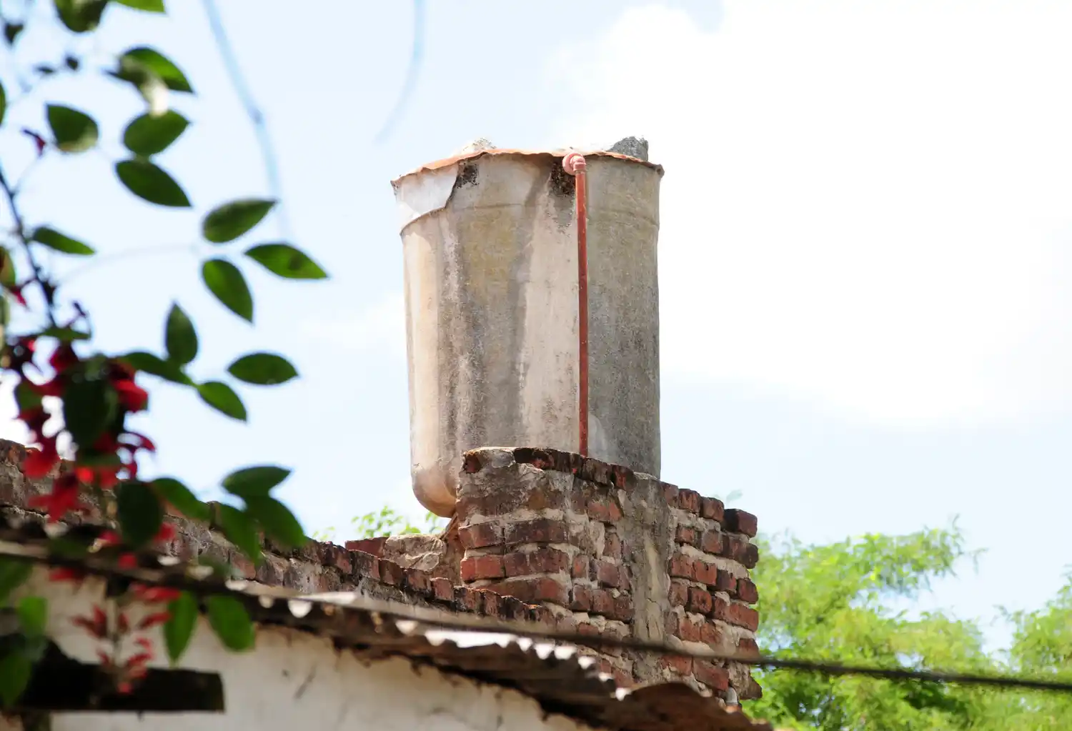 A la par de un reclamo vecinal, piden extremar el cuidado del agua y hacer un uso racional de la luz