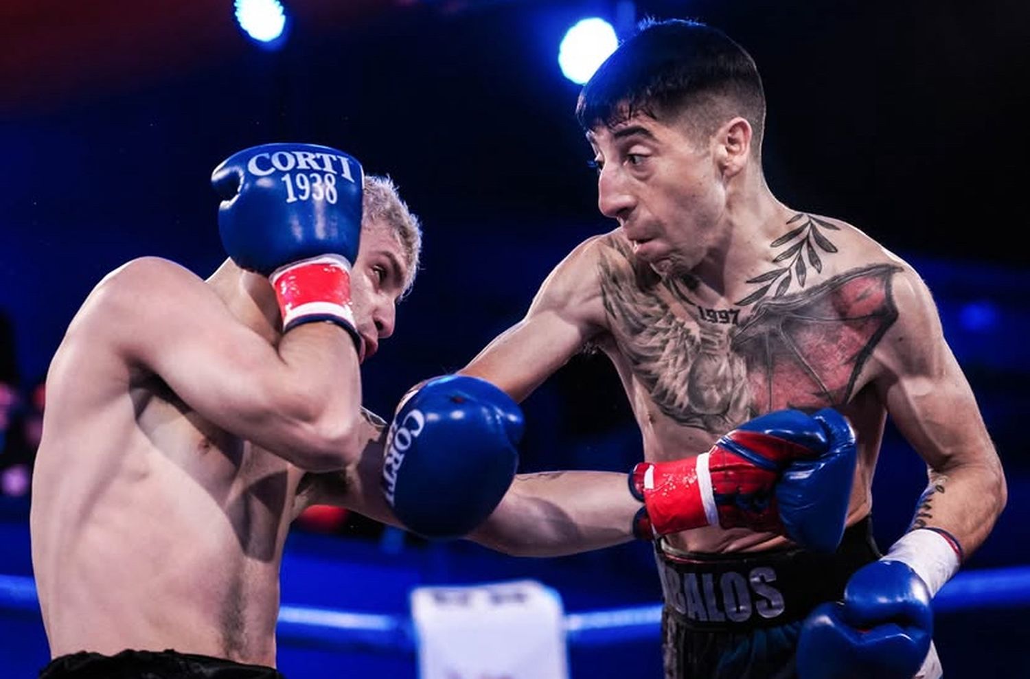 Nicolás Ábalos en ataque frente a González (Foto: Boxeo de Primera)