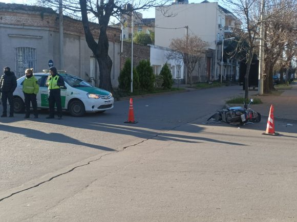 Apareció el chofer del auto que se dio a la fuga tras chocar con una moto en Caseros y Rivadavia