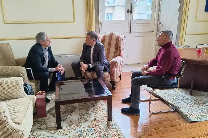 Javier Gastón se reunió con autoridades de la alcaldía de La Coruña