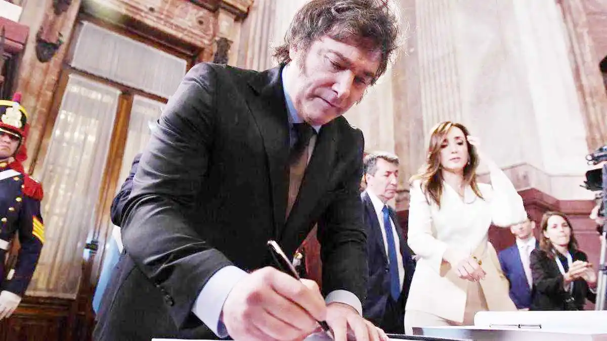 Milei dijo que el DNU “es en favor de la 
gente” y afirmó que “vienen más” medidas