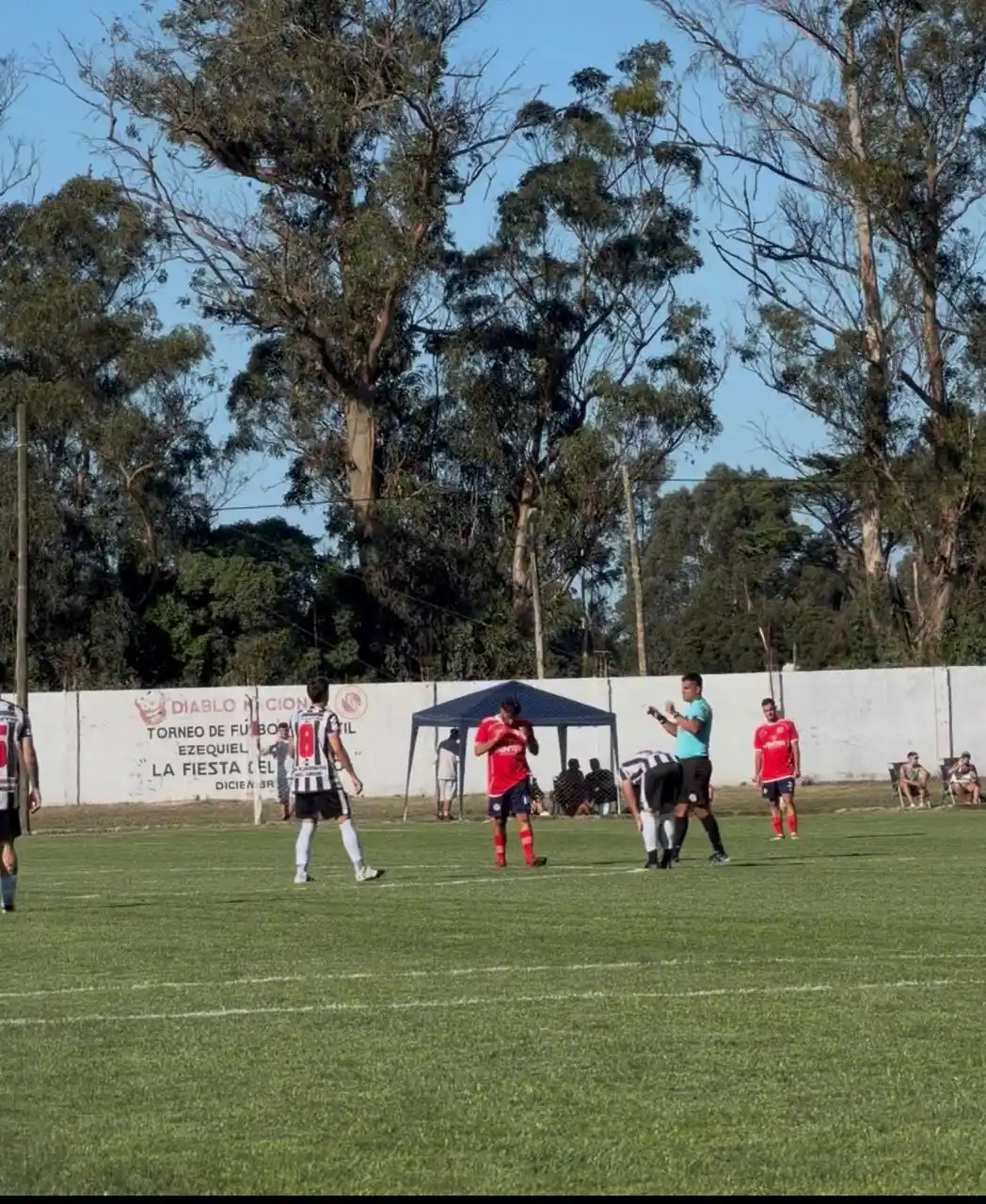 La jornada inaugural dejó resultados resonantes, con varios triunfos fuera de casa y la caída del último campeón.