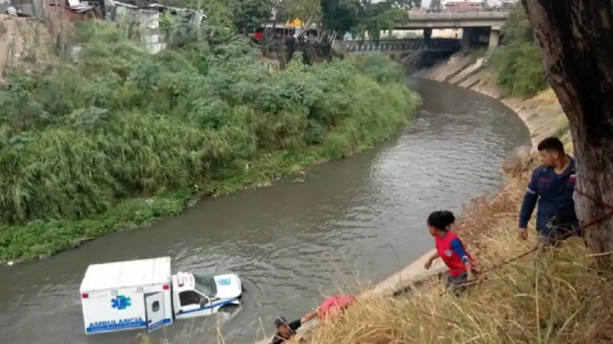 «ÉRAMOS MUCHOS Y PARIÓ LA ABUELA» Una de las ambulancias que servía en Caracas aparece en el río Guaire