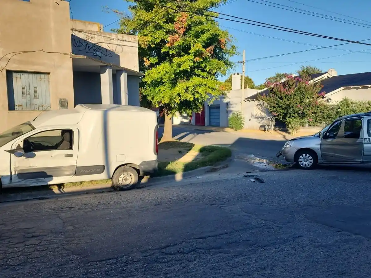 El accidente involucró a dos vehículos utilitarios.