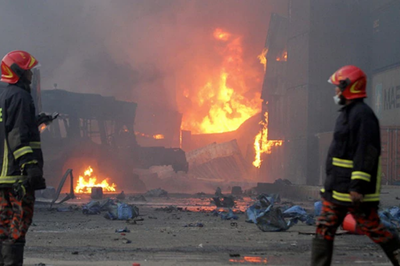 Al menos 16 muertos por un incendio en una fábrica textil de Bangladesh