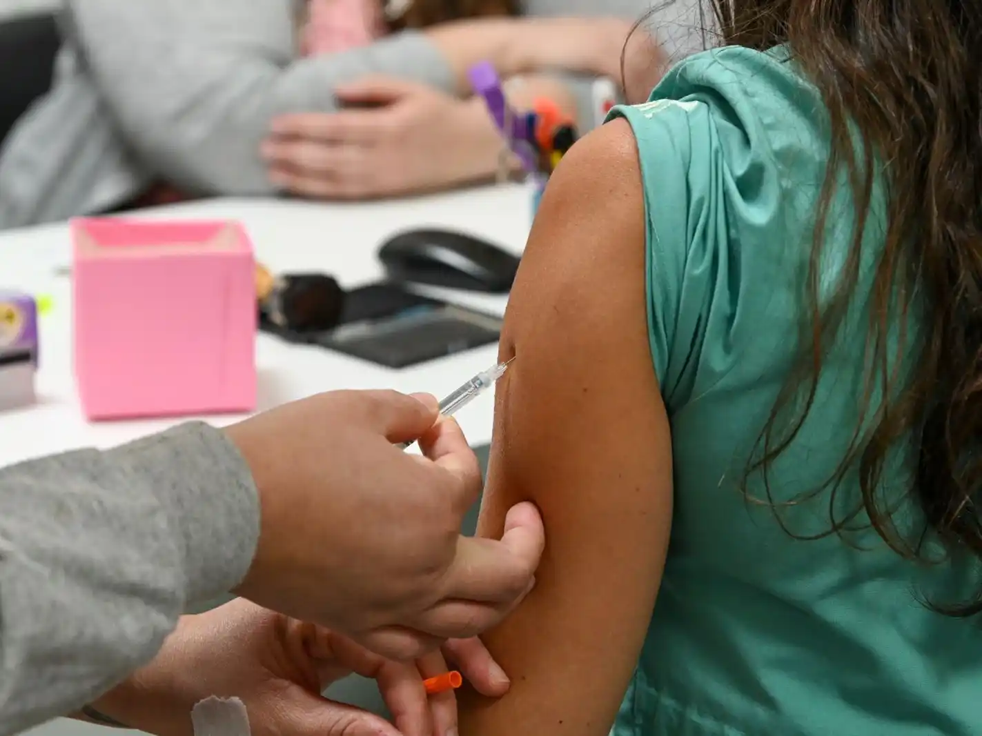 En la provincia de Santa Fe, el universo de personas comprendidas en los grupos priorizados alcanza a 810.000 santafesinos