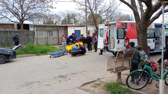 Una mujer habría sido embestida por una moto en barrio Güemes y trasladada al hospital