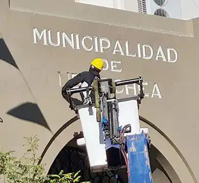Fin de las tareas de pintura en el frente de la Municipalidad