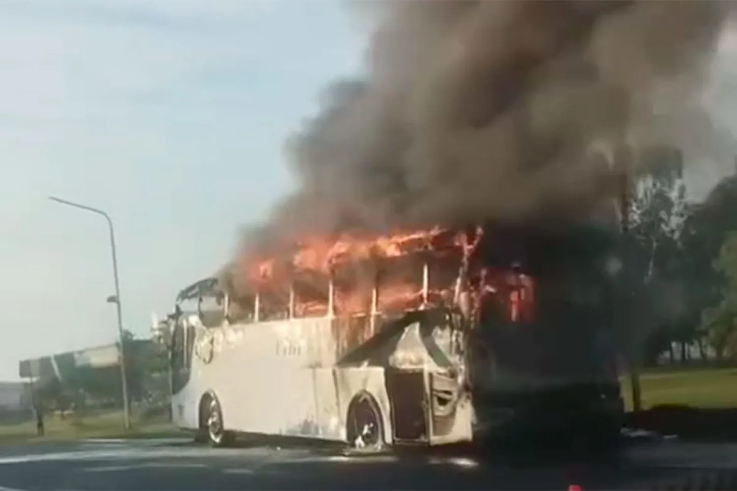 Un colectivo se incendió por completo en la ruta 12