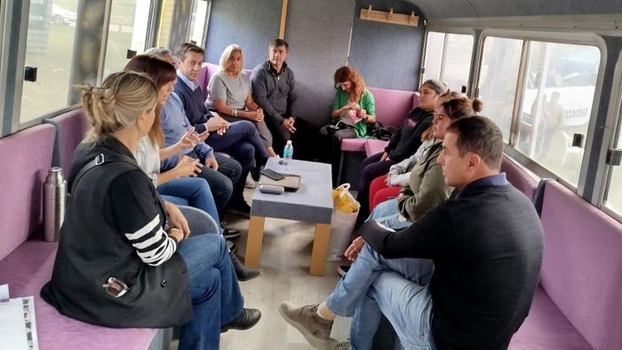 Cara a cara. El jefe comunal y sus funcionarios con los residentes dulcenses en la Oficina Móvil