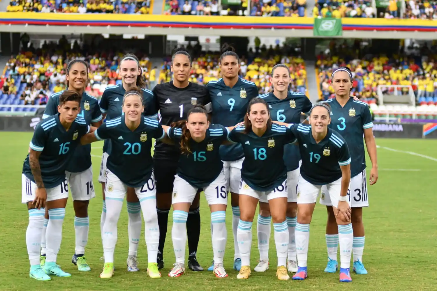 La selección argentina, en el primer partido con Colombia. Núñez posa con el número 18.