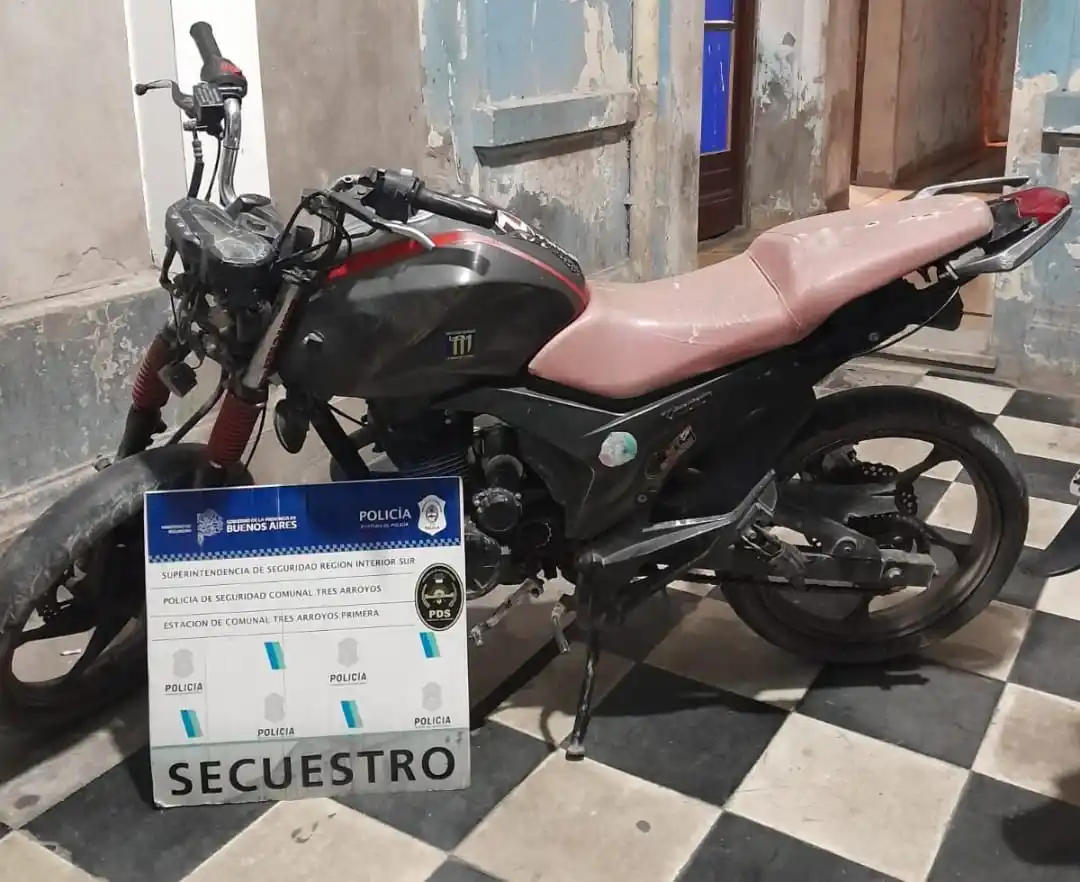 Hostiles, intentan escapar en una moto sin patente y terminan aprehendidos
