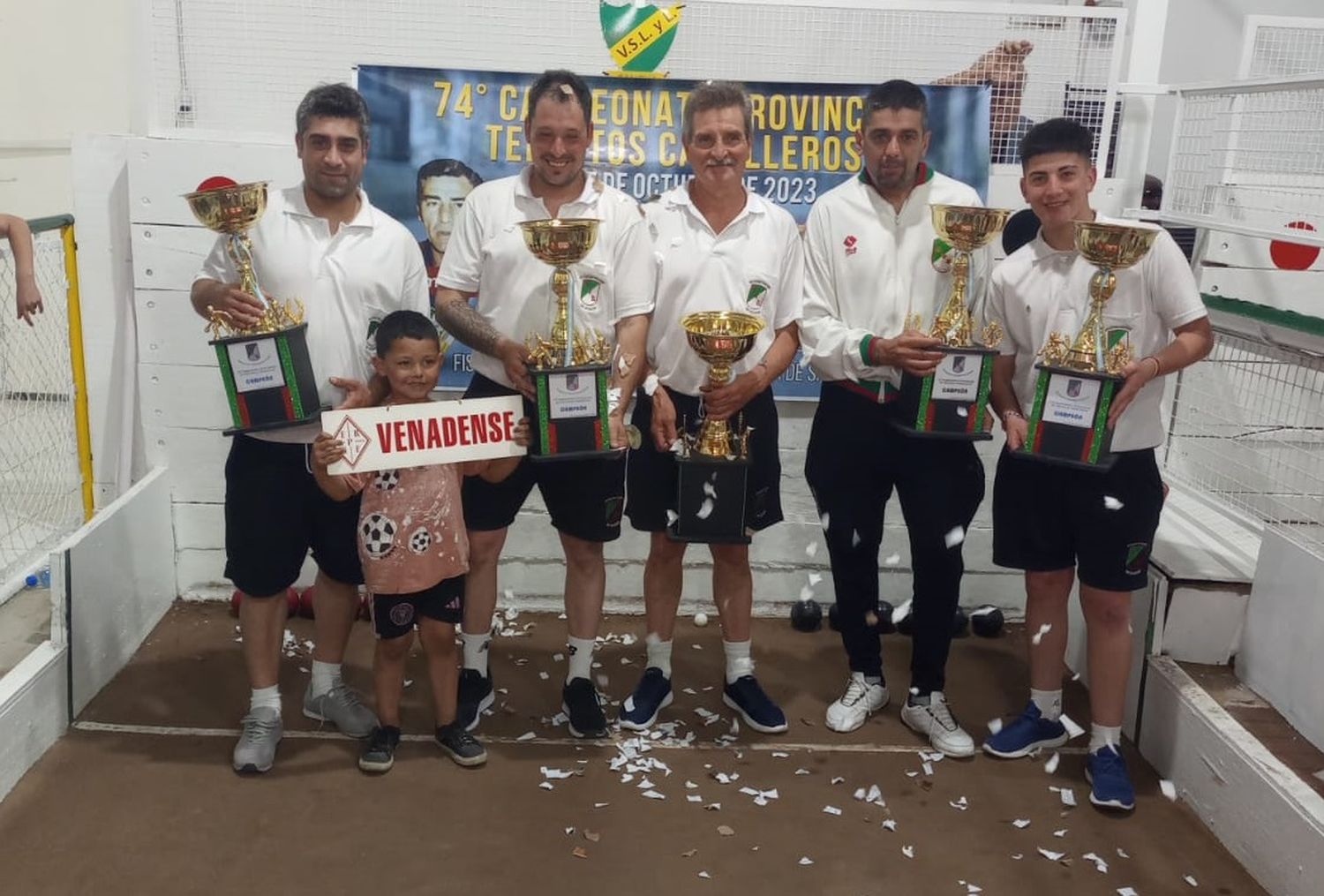 El equipo Venadense A posando con los trofeos de campeones provinciales.