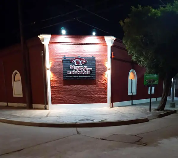 Iluminan esquina del museo