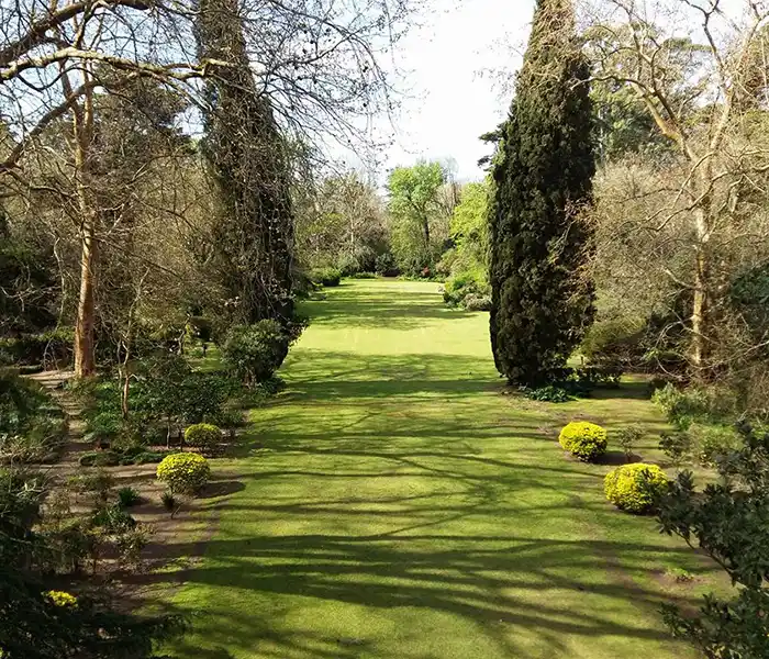 Magdalena sorprende con la Reserva Natural El Destino: playas, bosques, un casco de estancia antiguo, jardines parquizados como en Europa, senderos y hasta un museo de maquinarias antiguas complementan este oasis donde se puede pasear a caballo y acampar.