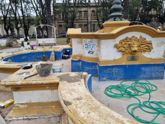 Intentan reparar la fuente de Plaza Constitución que la empresa que cobró los 70 millones dejó pendiente